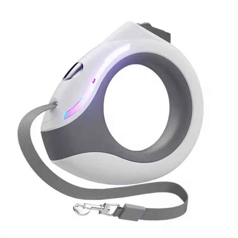 Flexibelt hundkoppel i grå nylon med inbyggd LED‑belysning och reflekterande detaljer för säkra kvällspromenader.