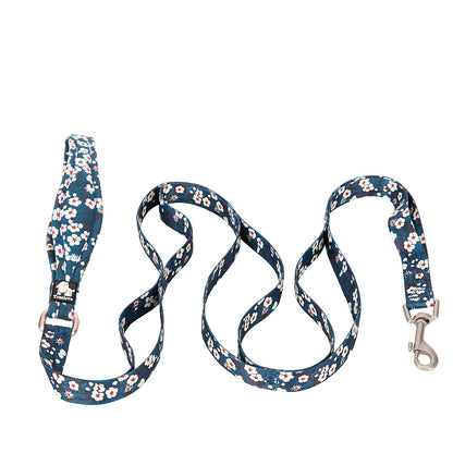 Blommigt blått hundkoppel med justerbar konstruktion och ergonomiskt grepp.