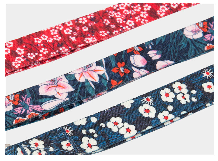 Hundkoppel i rött med blommigt motiv