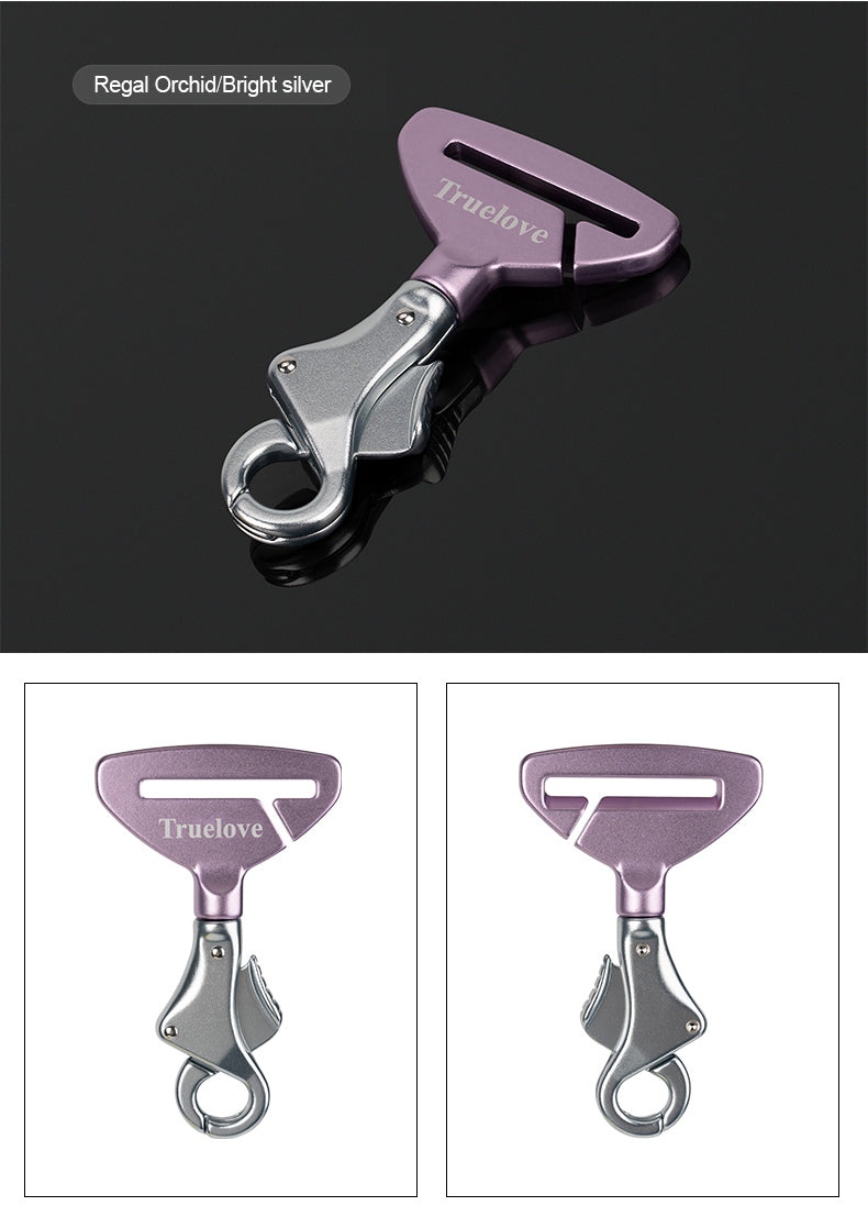 Rosa bälteskrok i hållbar aluminium som fäster hundens sele i bilens bälte och ger trygg och stabil transport