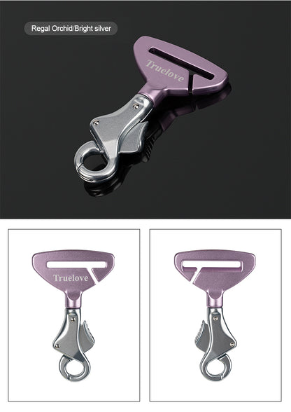 Rosa bälteskrok i hållbar aluminium som fäster hundens sele i bilens bälte och ger trygg och stabil transport