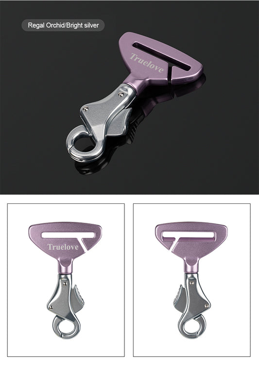 Rosa bälteskrok i hållbar aluminium som fäster hundens sele i bilens bälte och ger trygg och stabil transport