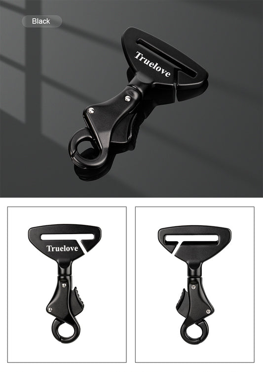 Bälteskrok i svart aluminium som fäster hundens sele i bilbältet och ger stabil och säker transport i bilen