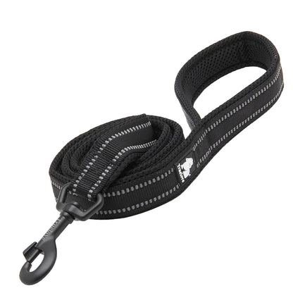 Svart vadderat hundkoppel i slitstark nylon med mjukt handtag för stabil kontroll